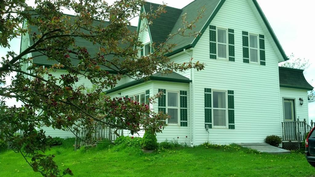 Lovely Green Gable Home Miscouche Экстерьер фото