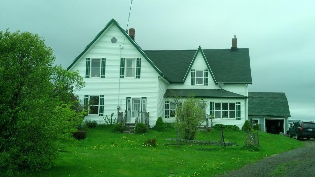 Lovely Green Gable Home Miscouche Экстерьер фото
