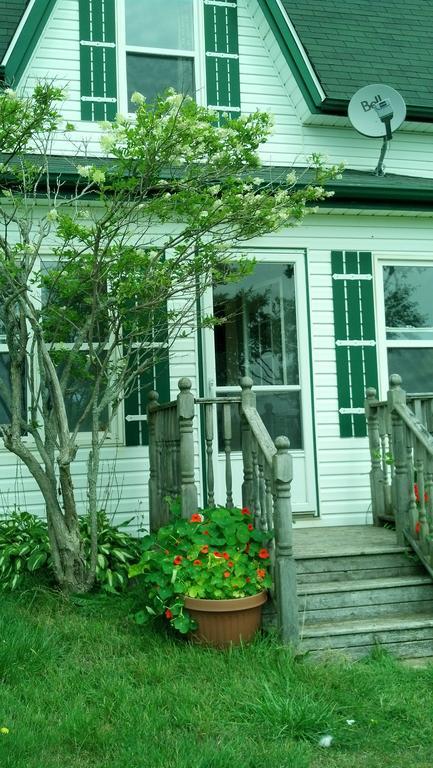 Lovely Green Gable Home Miscouche Экстерьер фото