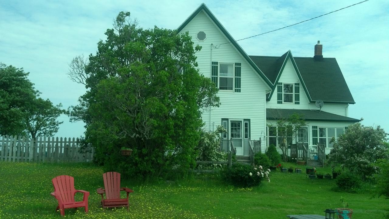 Lovely Green Gable Home Miscouche Экстерьер фото