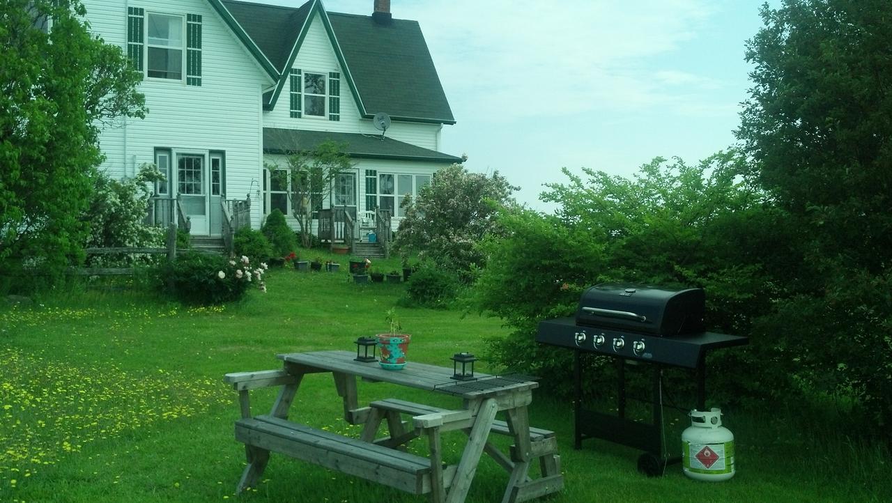 Lovely Green Gable Home Miscouche Экстерьер фото